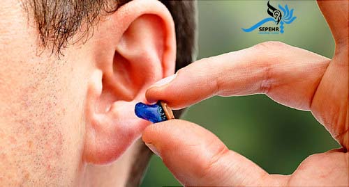 فردی که به منظور کنترل کم شنوایی و پیشگیری ناشی از کم شنوایی از سمعک داخل گوشی استفاده می‌کند.