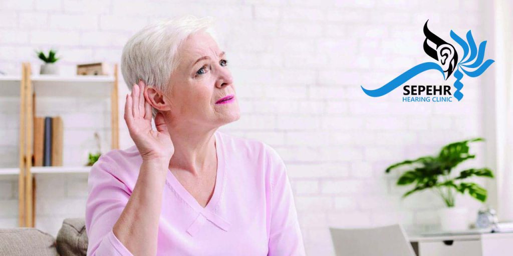 زن سالمندی که به دلیل کم شنوایی در خطر ابتلا به آلزایمر قرار دارد